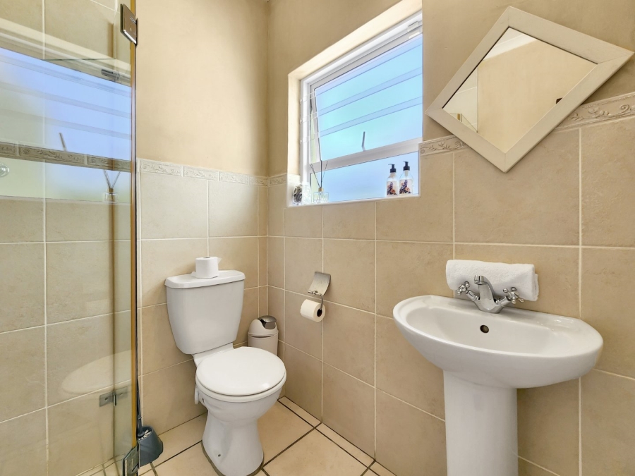 To Let 1 Bedroom Property for Rent in Bloubergrant Western Cape